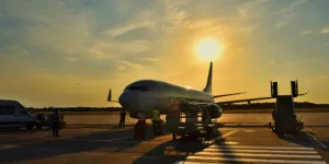 navette aeroport montpellier avec avion sur la piste